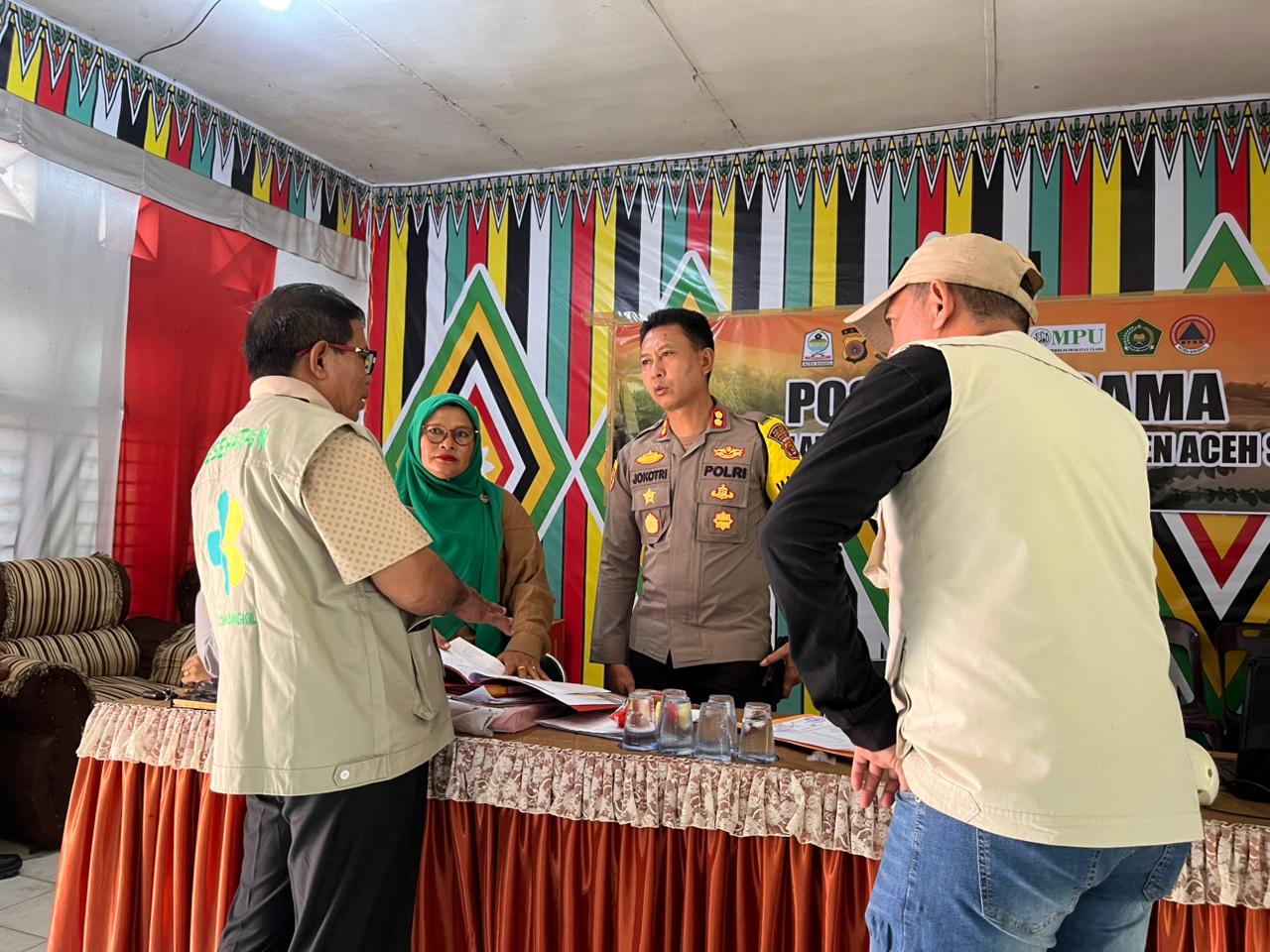 You are currently viewing Kapolres Aceh Singkil Tinjau Posko Banjir, Pastikan Bantuan Cepat dan Merata