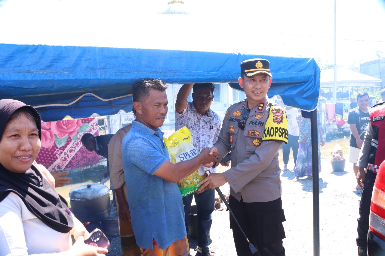 You are currently viewing Kapolres Aceh Singkil Turun ke Posko Pengungsian, Bagikan Sembako ke Warga Terdampak Banjir