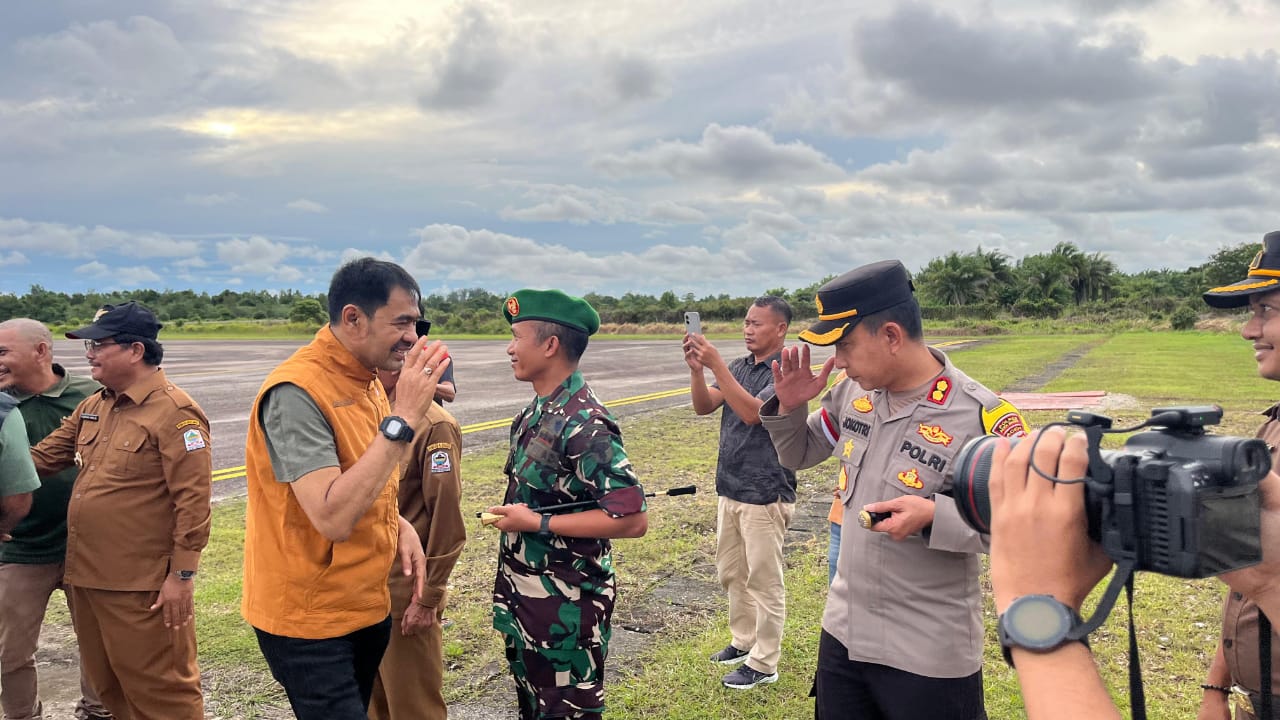 You are currently viewing Gubernur Aceh Kunjungi Aceh Singkil, Tinjau Lokasi Terdampak Banjir