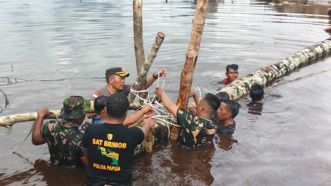 You are currently viewing Waka Polres Aceh Singkil Turun Langsung Perbaiki Jembatan Putus di Singkil Utara
