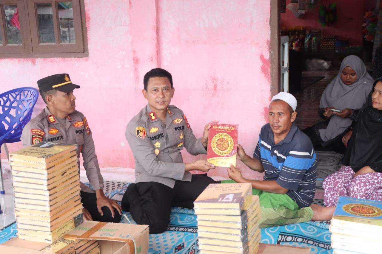 You are currently viewing Kapolres Aceh Singkil Salurkan Alquran dan Kitab Ngaji ke Pesantren Al-Hidayo