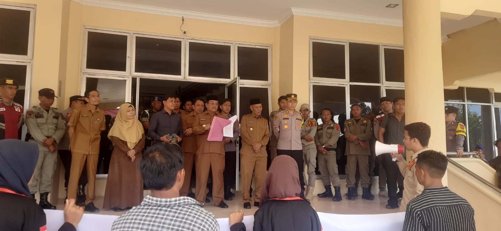You are currently viewing BEM-TR Demo Kantor Bupati Aceh Singkil, Soroti Dugaan Korupsi RSUD hingga Dana Pendidikan
