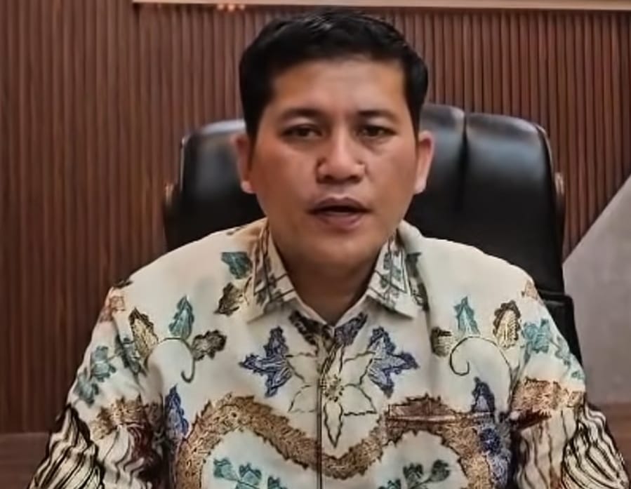 You are currently viewing Bupati Aceh Selatan Mirwan MS Dinonaktifkan Tiga Bulan, Usai Viral Pergi Umrah Saat Banjir