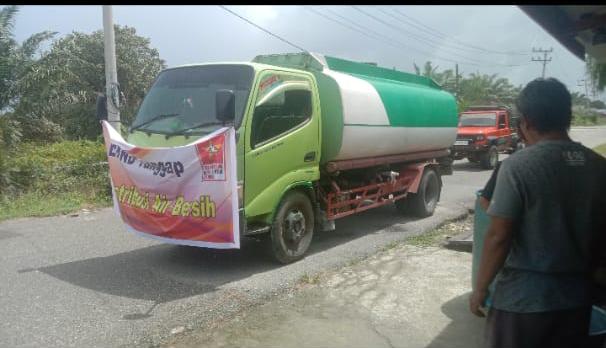You are currently viewing Krisis Air Bersih di Aceh Singkil, LMND Kirim 5 Tangki Air ke Desa Terdampak
