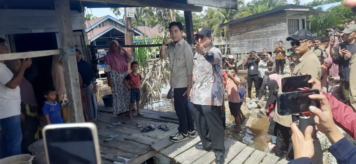 You are currently viewing Wapres Gibran Bagikan Bantuan hingga Mainan Anak Korban Banjir di Aceh Singkil