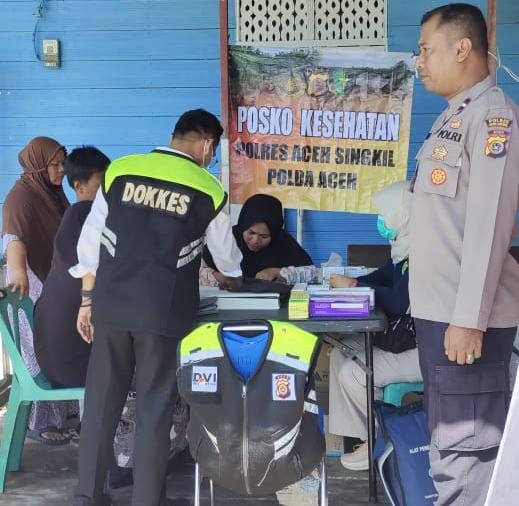 You are currently viewing Polres Aceh Singkil Buka Posko Kesehatan Gratis untuk Korban Banjir