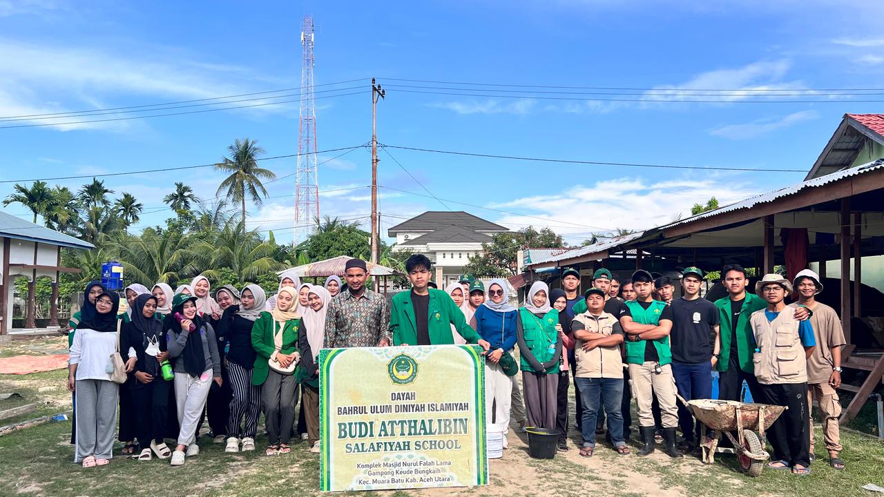 You are currently viewing Mahasiswa KKN Universitas Malikussaleh Bersihkan Dayah Pascabanjir di Aceh Utara