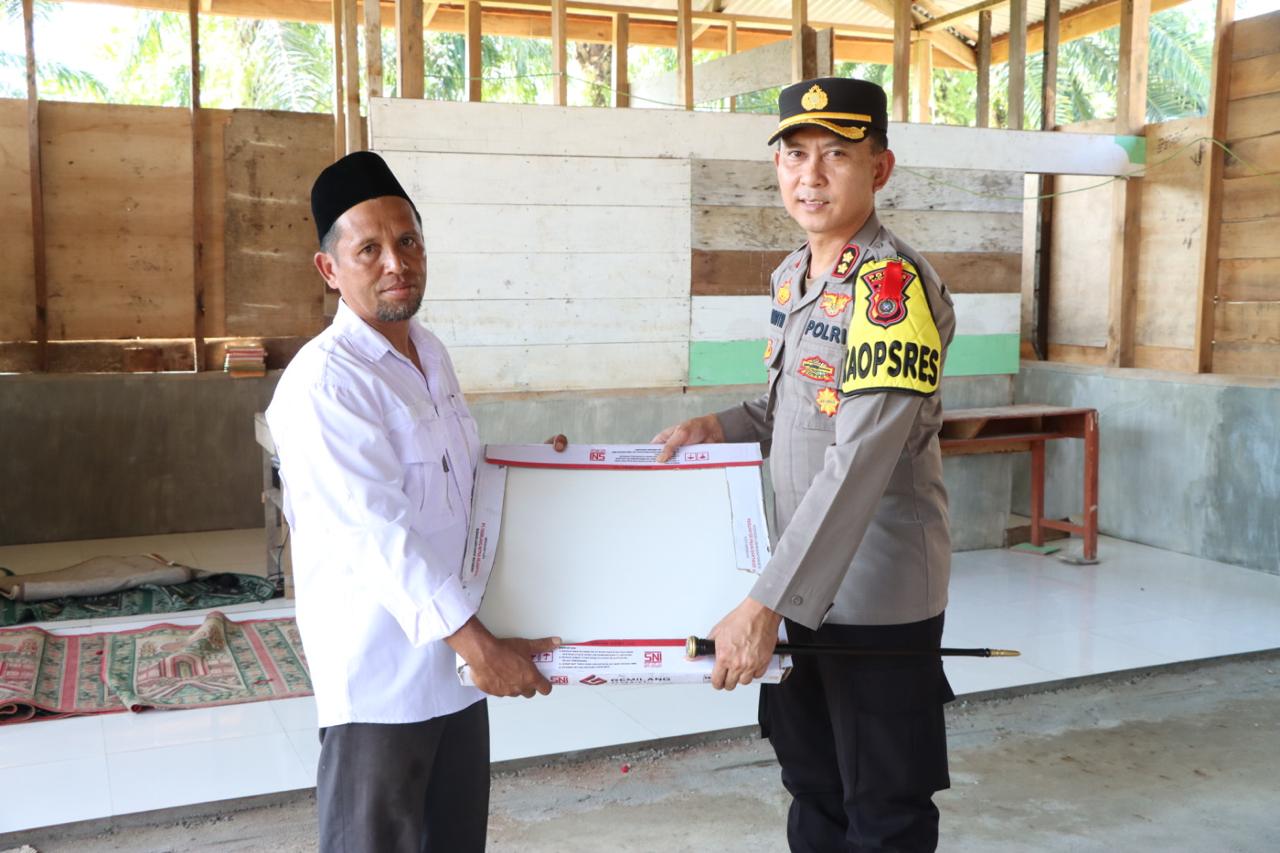 You are currently viewing Kapolres Aceh Singkil Sumbang Keramik untuk Pesantren Darut Ta’Dib