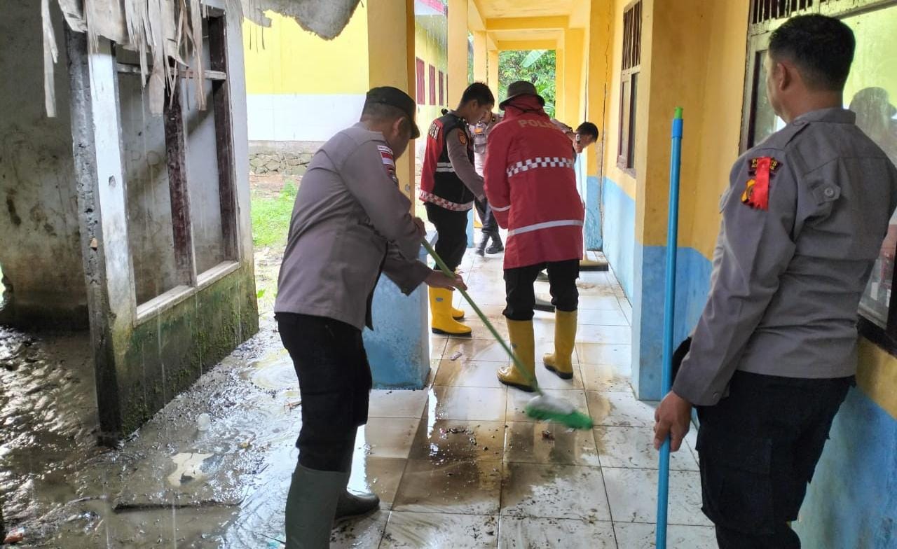 You are currently viewing Polisi Aceh Singkil Bersihkan Lumpur Bekas Banjir di Sekolah