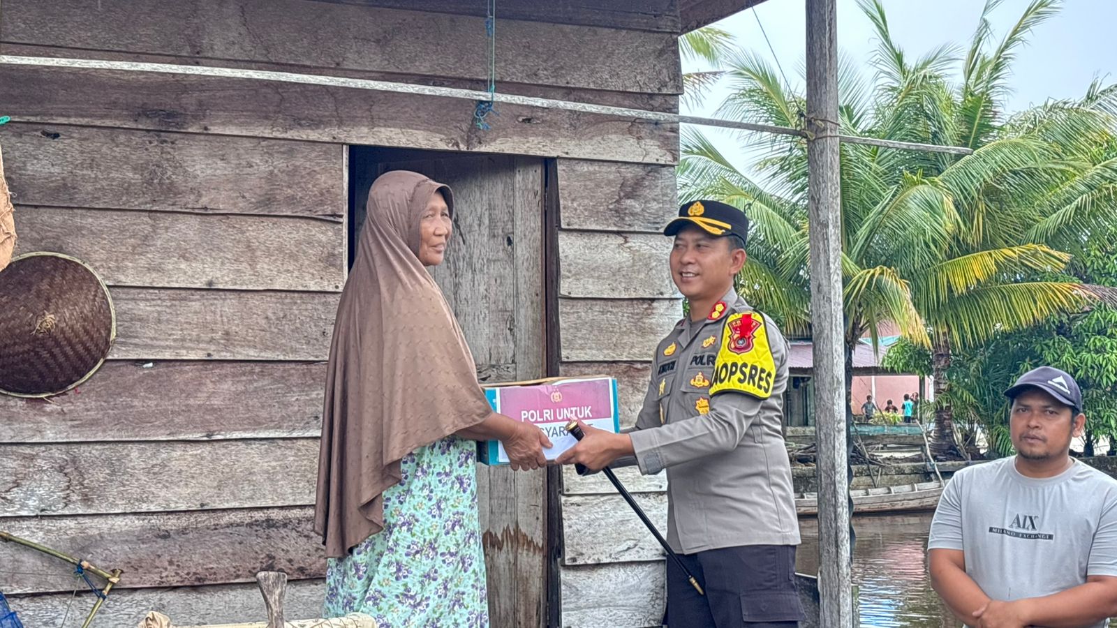 You are currently viewing Tinjau Jalan Putus Akibat Banjir, Kapolres Aceh Singkil Salurkan Bantuan ke Warga