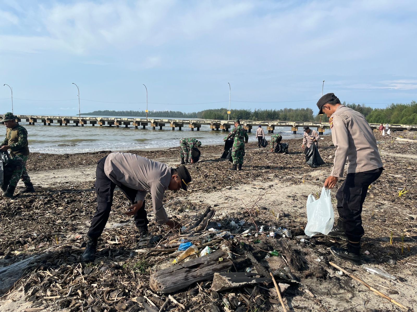 You are currently viewing Dukung Indonesia ASRI, Polres Aceh Singkil Bersama TNI dan Warga Bersihkan Pantai Pulo Sarok