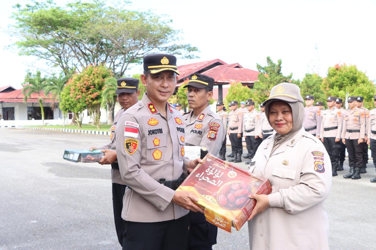 You are currently viewing Polres Aceh Singkil Bagikan 1,4 Ton Kurma Jelang Ramadan