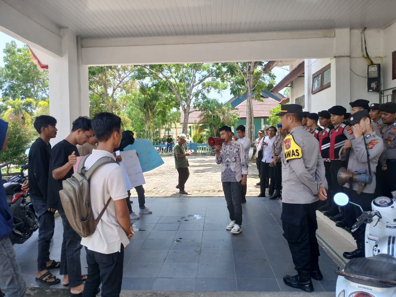 You are currently viewing GERAK Bersatu Demo Disdikbud Aceh Singkil, Soroti Dugaan Penyimpangan Banpres Rp1,7 Miliar
