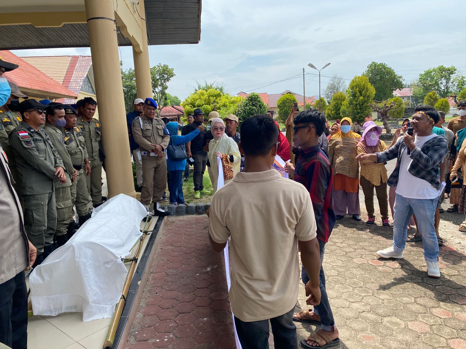 You are currently viewing Massa Demo Kantor Bupati Aceh Singkil Bawa Keranda Mayat