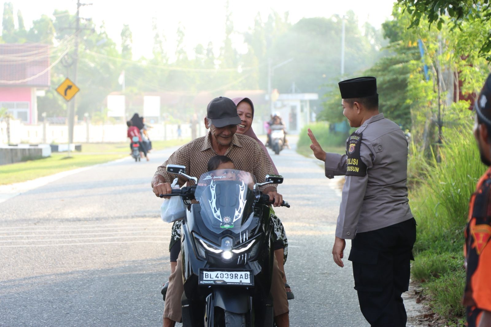 You are currently viewing Polres Aceh Singkil dan Tokoh Masyarakat Bagikan Takjil Gratis