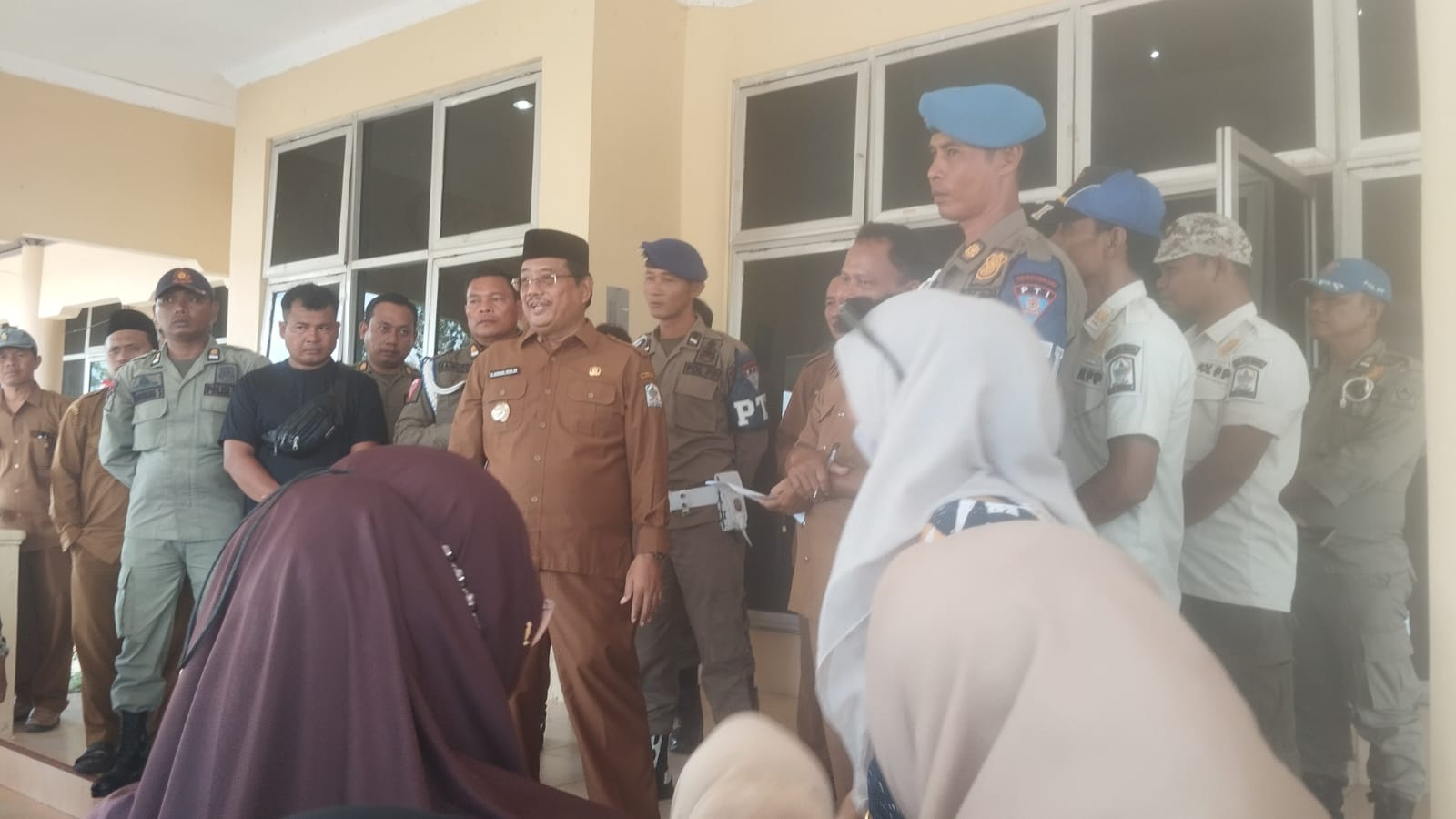 You are currently viewing Kembali Diprotes Warga, Bupati Aceh Singkil Pastikan Cek Ulang Data Bantuan Rehab Rumah
