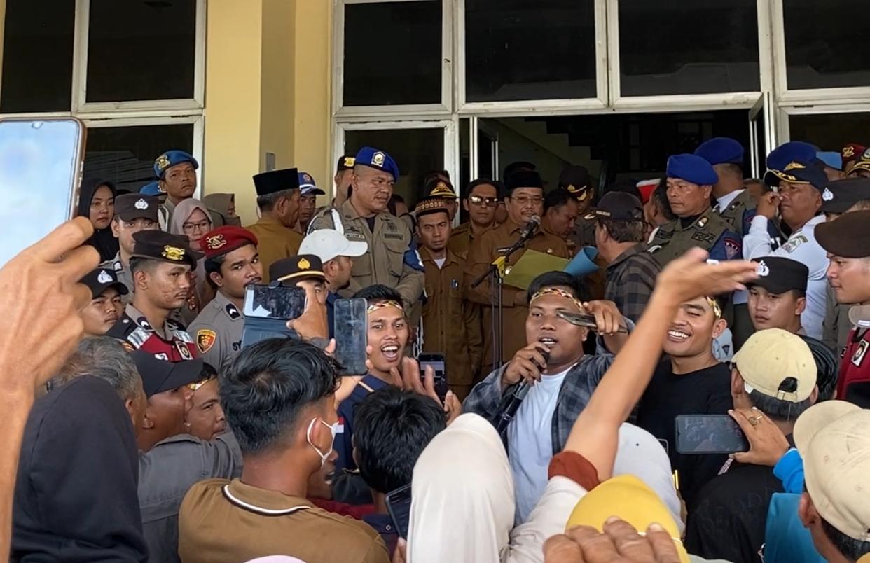 You are currently viewing Budi Harjo: Bupati Mempertontonkan Kebingungan Saat Menjawab Aspirasi Massa