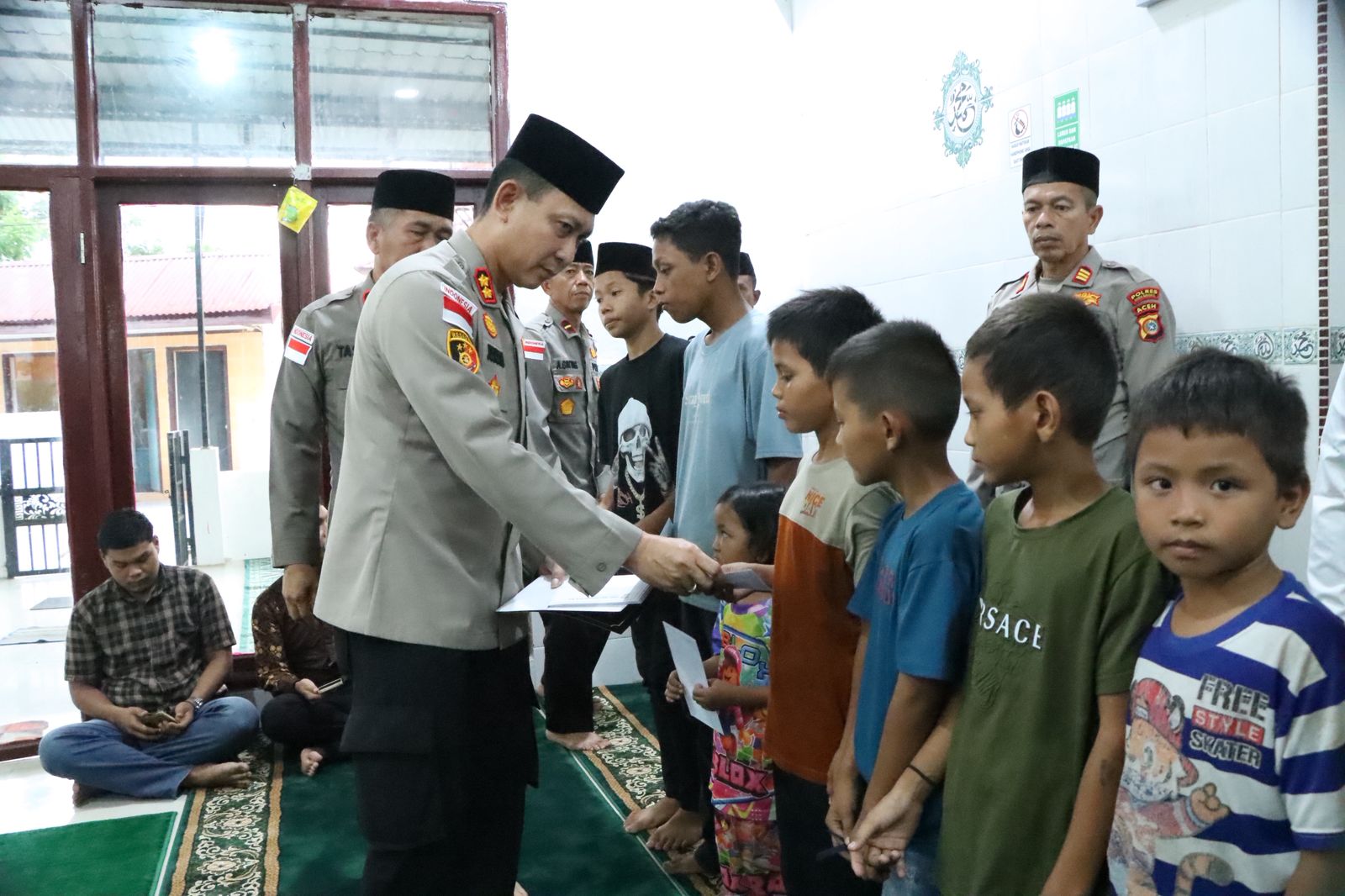 You are currently viewing Polres Aceh Singkil Gelar Peringatan Nuzulul Qur’an dan Santuni Anak Yatim
