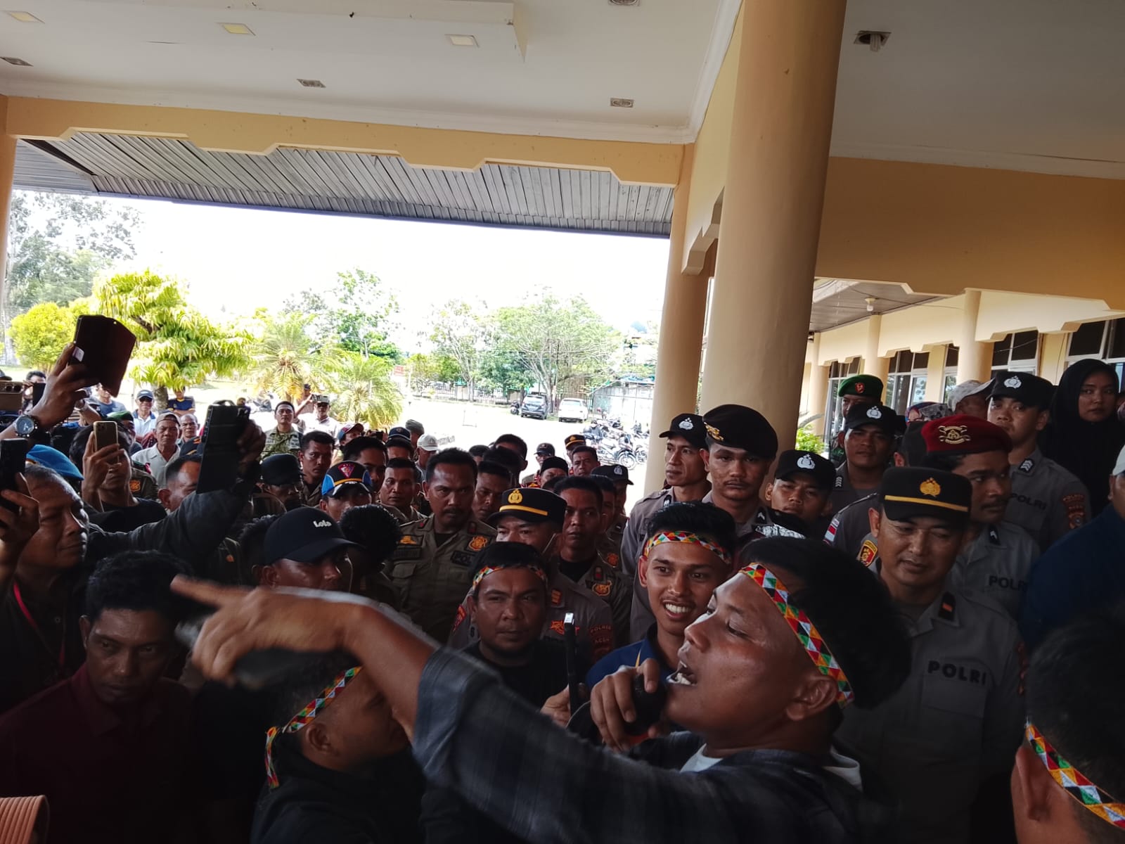 You are currently viewing Bantuan Jadup Rp3,1 Miliar untuk 605 KK di Aceh Singkil Jadi Sorotan FORMAT
