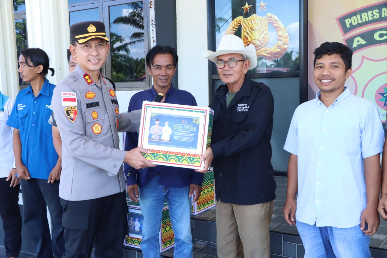 You are currently viewing Kapolres Aceh Singkil Bagikan Parcel Lebaran kepada Jurnalis