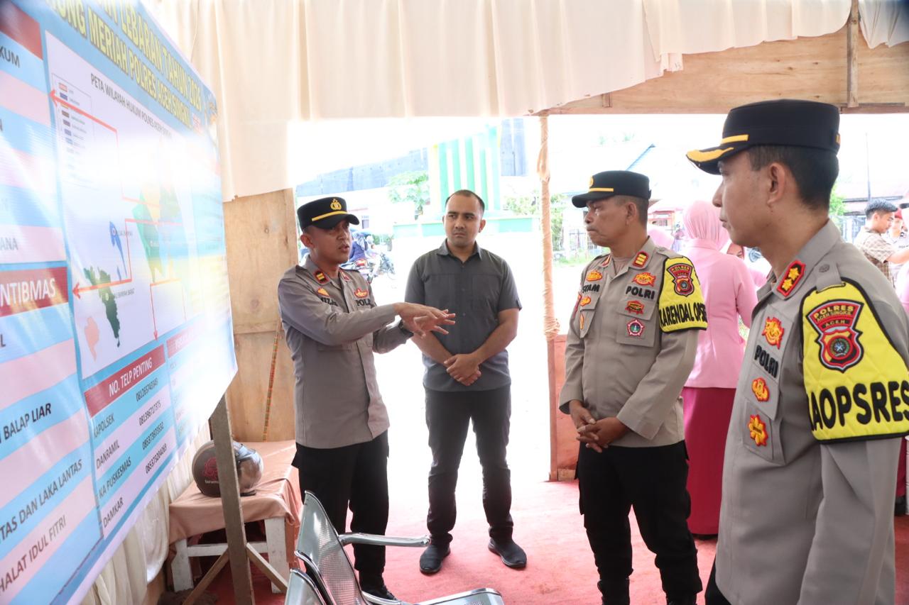 You are currently viewing Kapolres Aceh Singkil Tinjau Pos Pengamanan Lebaran, Serahkan Parcel kepada Personel