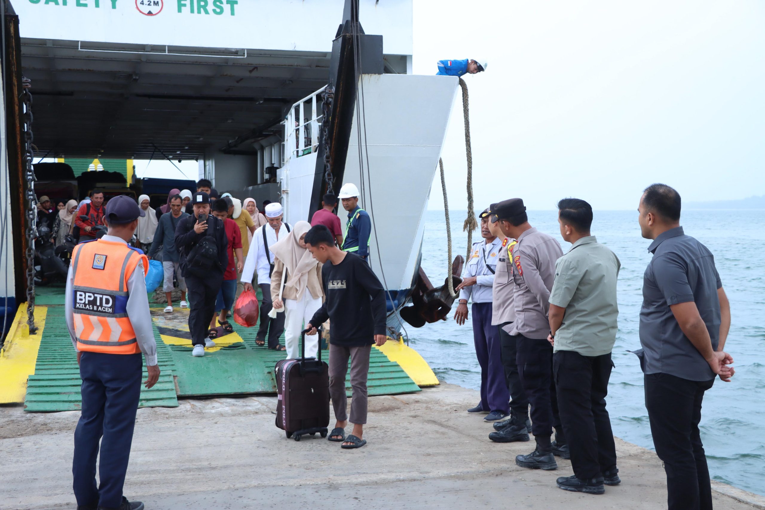 You are currently viewing Kapolres Aceh Singkil Turun ke Pelabuhan, Pastikan Arus Balik Tak Tersendat
