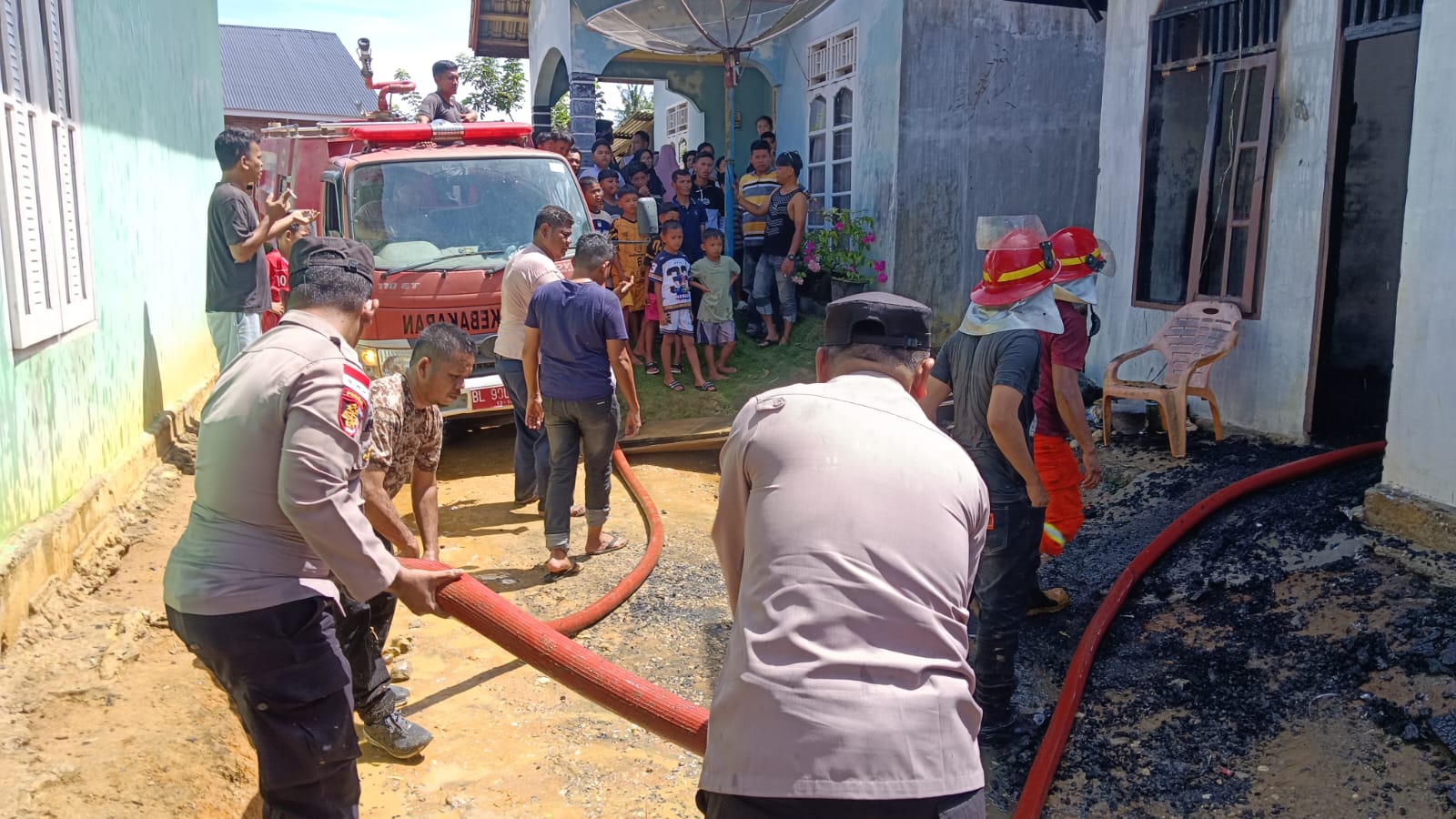 You are currently viewing Polisi-Damkar Sigap Padamkan Kebakaran Rumah Warga di Aceh Singkil
