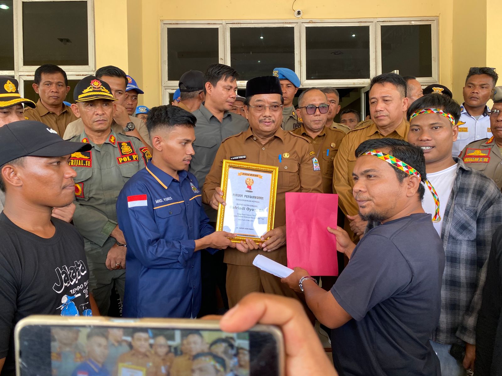 You are currently viewing Massa Format Beri Oyon Piagam “Bupati Terburuk di Aceh”