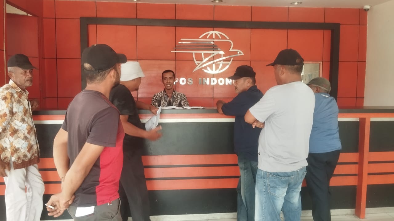 You are currently viewing Penyaluran Jadup Ditunda, Warga Aceh Singkil Datangi Kantor Pos
