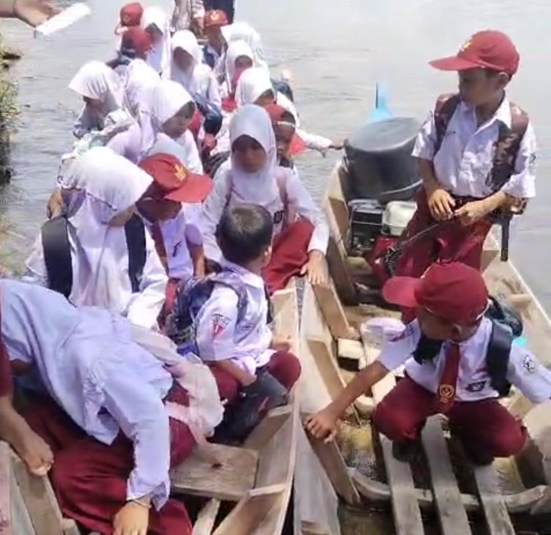 You are currently viewing Tiga Tahun Tanpa Jembatan, Pelajar di Aceh Singkil Menantang Arus Demi Belajar