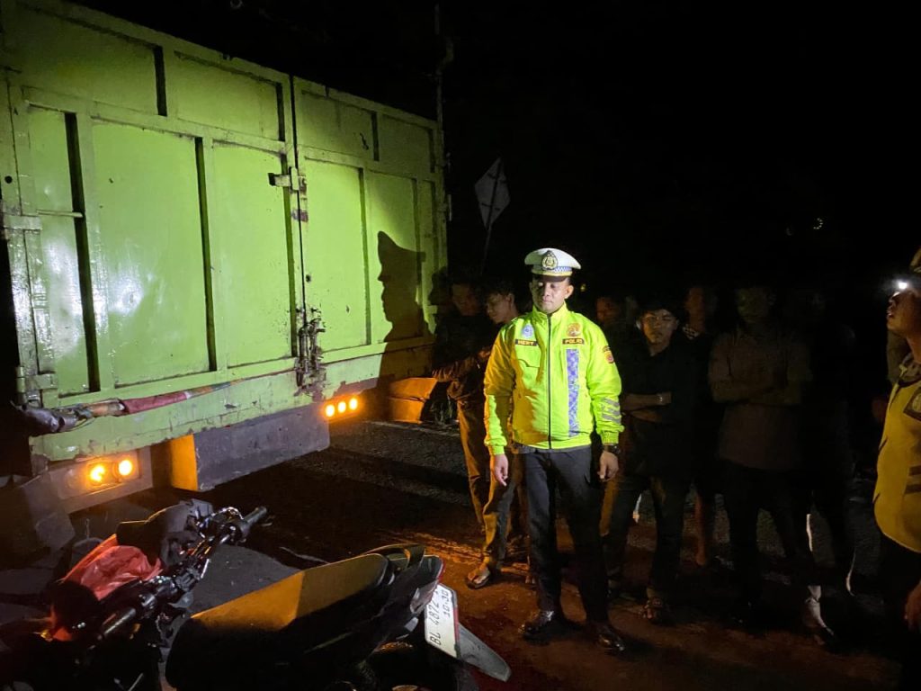Pemotor Tewas Tabrak Truk Parkir di Tanjakan Subulussalam