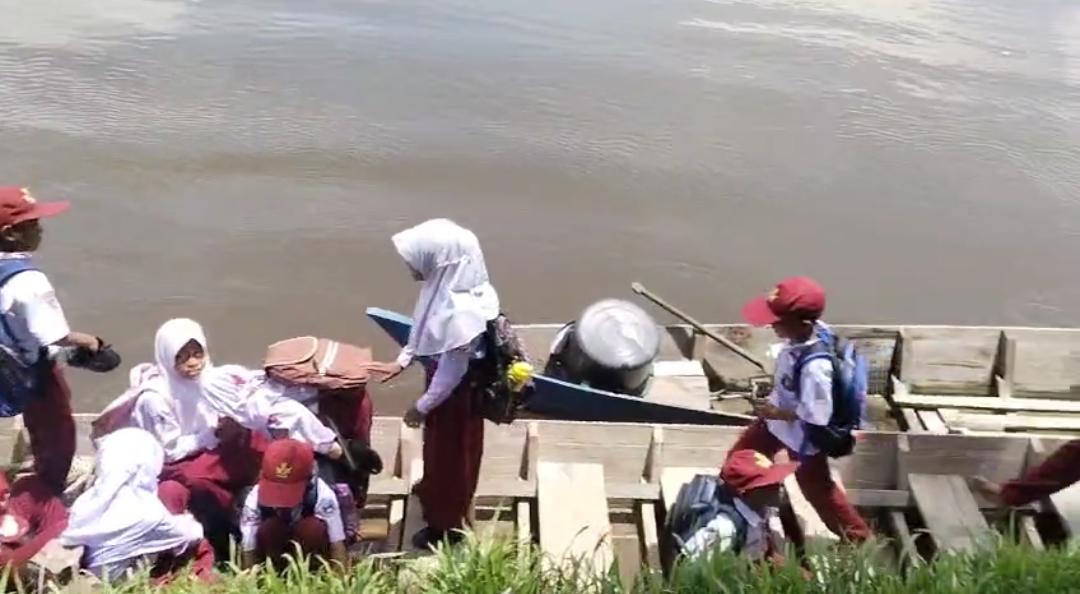 You are currently viewing Hardiknas, AMPAS: Tak Seharusnya Anak Serasah Menyeberang Demi Sekolah