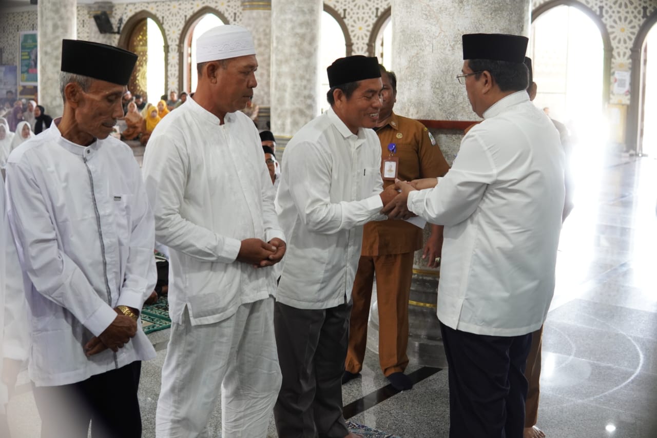 You are currently viewing Calon Jamaah Haji Aceh Singkil Jalani Peusijuek di Masjid Agung Nurul Makmur
