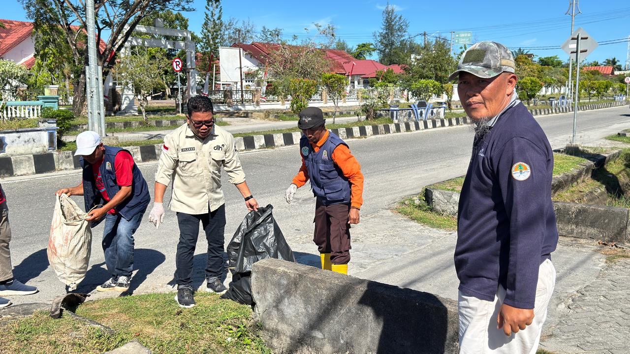 You are currently viewing Hari Lingkungan Hidup Sedunia, ASN DLH Aceh Singkil Turun Bersih-bersih Kota