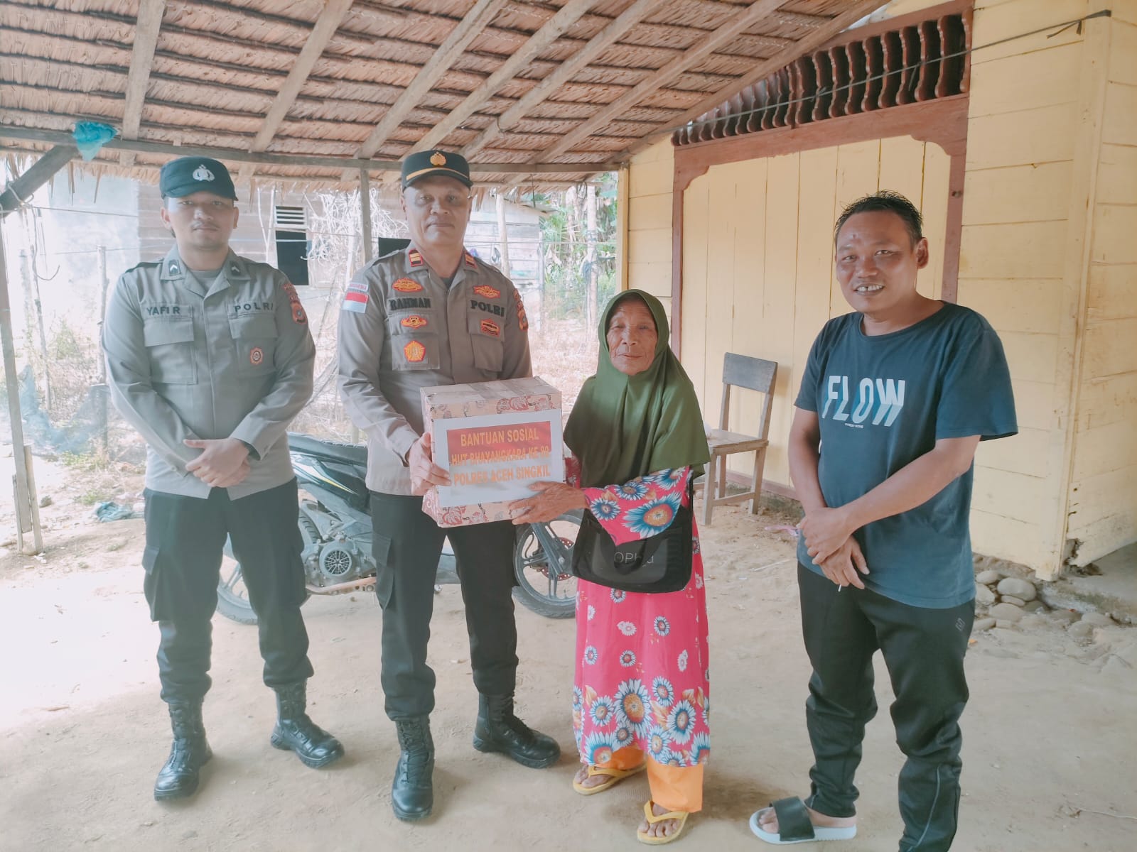 You are currently viewing Sambut Hari Bhayangkara, Polres Aceh Singkil Bagikan Bantuan Sembako