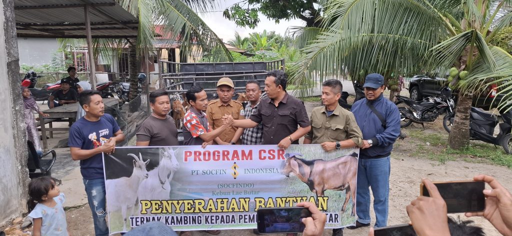 PT Socfindo Berikan Kambing Kepada Pemuda di Aceh Singkil