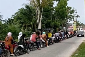 Read more about the article Pasokan Berkurang, Antrean Kendaraan Mengular di SPBU Aceh Singkil