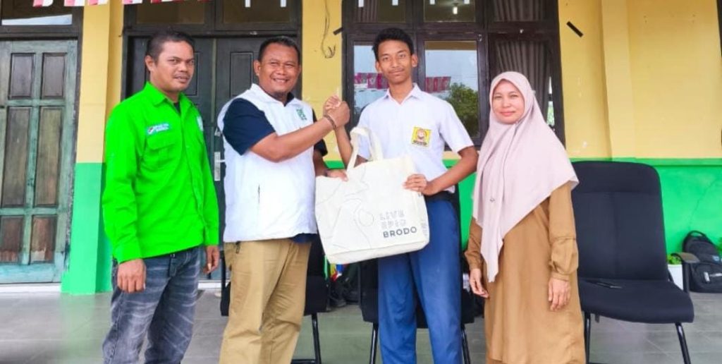 Donni Maradonna Apresiasi Fawwaz Siswa SLB Al-Fansury Aceh Singkil