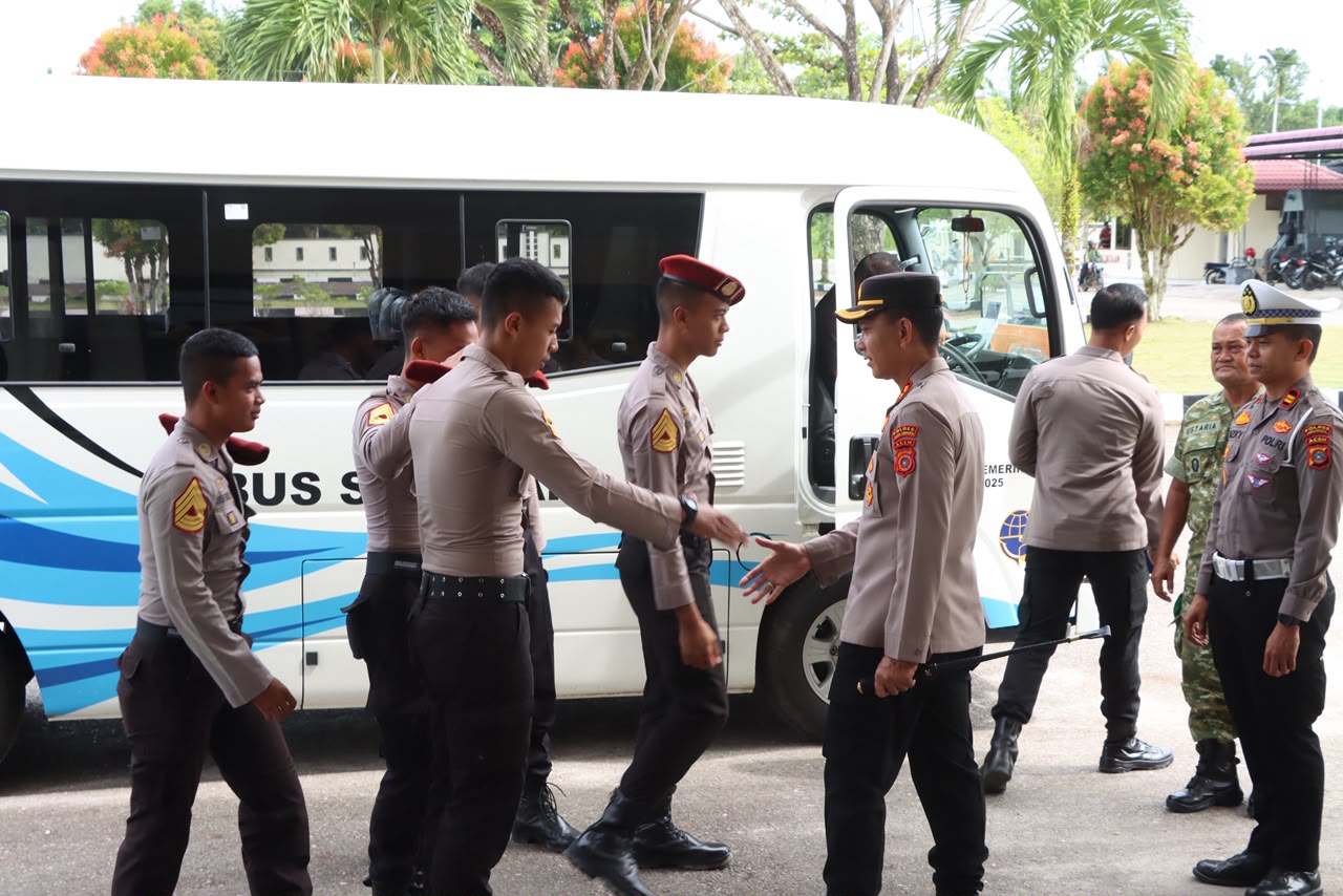 You are currently viewing Kapolres Aceh Singkil Lepas Taruna Akpol Usai Taruna Bakti di Sekolah Rakyat Rintisan