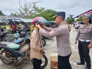 Kapolres Aceh Singkil Sosialisasi Keselamatan Lalu Lintas dan Bagi Bendera ke Pengendara Becak