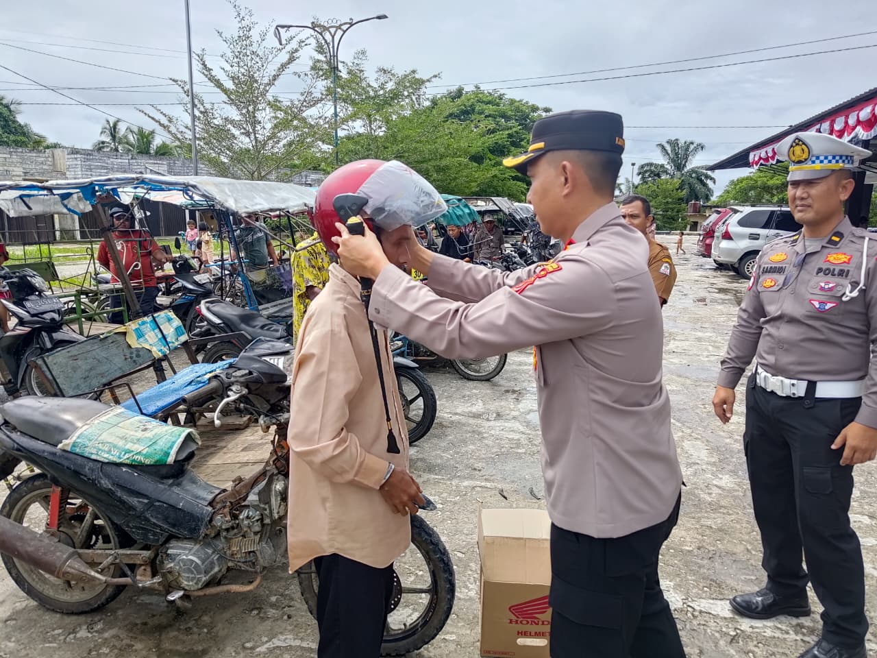 You are currently viewing Kapolres Aceh Singkil Sosialisasi Keselamatan Lalu Lintas dan Bagi Bendera ke Pengendara Becak