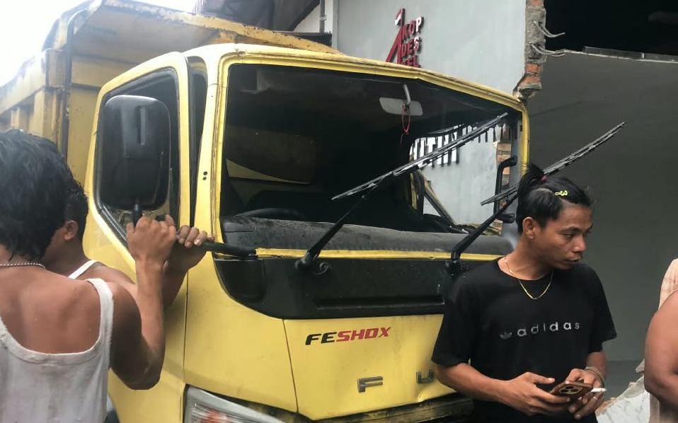 Diduga Hilang Kendali Saat Hujan, Dump Truck Tabrak Bangunan Kopdes di Aceh Singkil