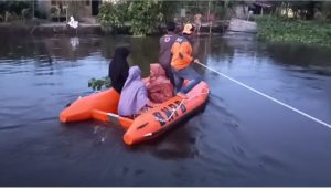 Jembatan Putus Diterjang Banjir, BPBD Aceh Singkil Kerahkan Perahu untuk Warga