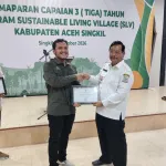 Safriadi Oyon, Bupati Aceh Singkil menerima penghargaan SLV dari lembaga mitra program lDok. Prokopim