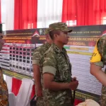 Faisal, S.Pd, Asisten ll Setdakab Aceh Singkil bersama Dandim dan Tim Wasev TMMD ke-130 mengecek progres pekerjaan di papan informasi |Dok. Kodim Aceh Singkil