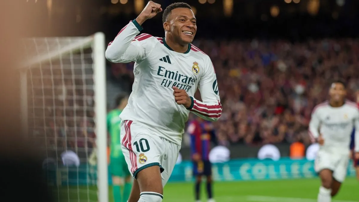 Penyerang Real Madrid asal Prancis, Kylian Mbappe, merayakan gol pertama timnya dalam pertandingan Liga Spanyol antara FC Barcelona dan Real Madrid CF di Stadion Camp Nou, Barcelona, ??pada 25 Oktober 2026.(AFP/LLUIS GENE)
