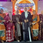 Ketua Dekranasda Aceh Singkil, Ny. Habibatussania saat mengikuti Meuseuraya Festival lDok.Istimewa