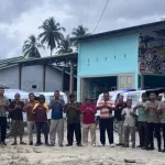 Pemasangan spanduk REHAB 3.0 pada komunitas becak Aceh Singkil |Dok. BPJS Kesehatan Aceh Singkil