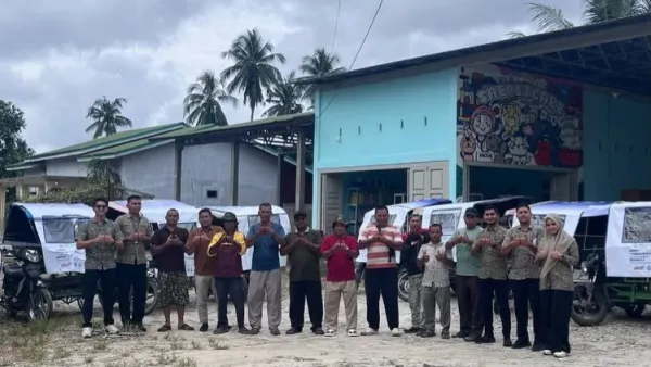 Pemasangan spanduk REHAB 3.0 pada komunitas becak Aceh Singkil |Dok. BPJS Kesehatan Aceh Singkil