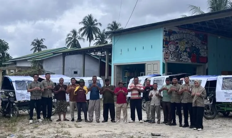 Pemasangan spanduk REHAB 3.0 pada komunitas becak Aceh Singkil |Dok. BPJS Kesehatan Aceh Singkil